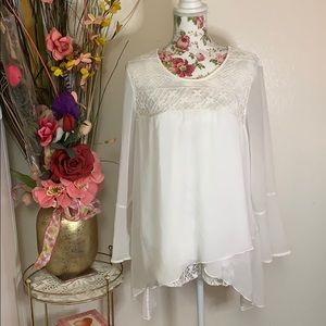 Pretty asymmetrical white lace blouse 🌷